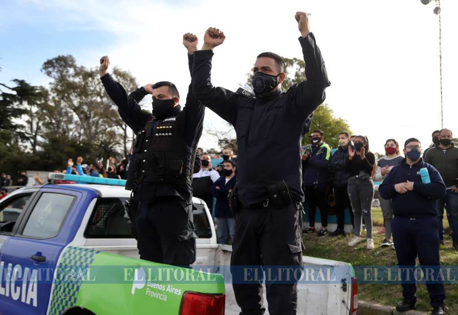 La policía de la provincia de Buenos Aires reclama aumento de sueldo. Al ser una institución sin representación gremial, usaron los propios móviles oficiales para llevar adelante la protesta.