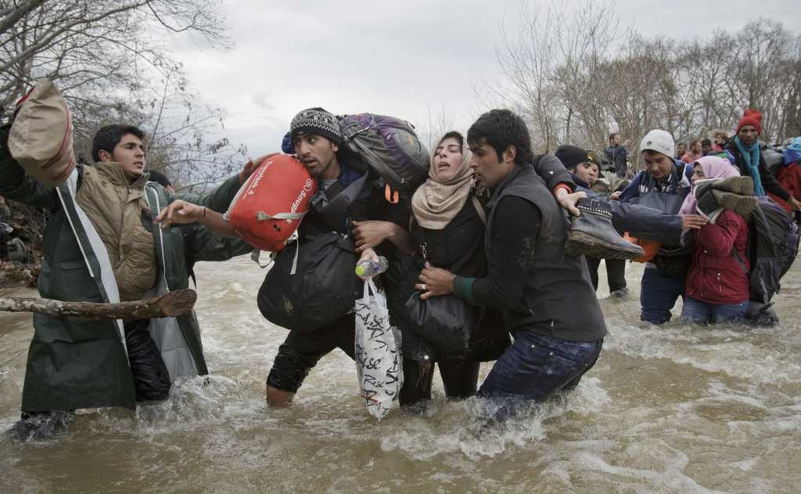 Migrantes que intentan llegar a Macedonia el 14/03/2017 son fotografiados por Vadim Ghirda para AP. Ghrida obtuvo por esta imagen el segundo premio en el área de Contemporáneos del World Press Photo.