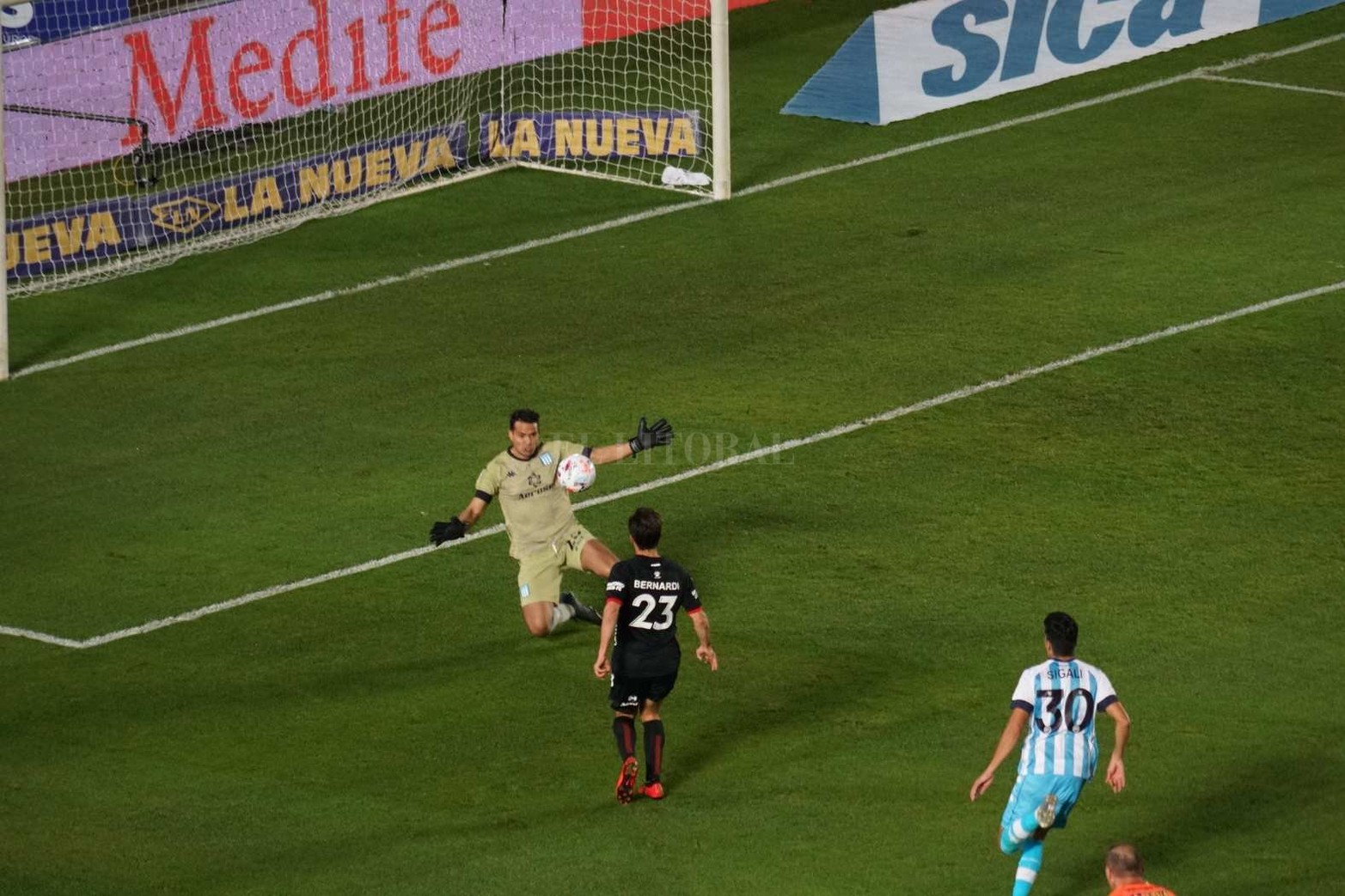 Cristina Bernardi quedó mano a mano con el arquero y la picó por arriba. Fue el 2 a 0.
