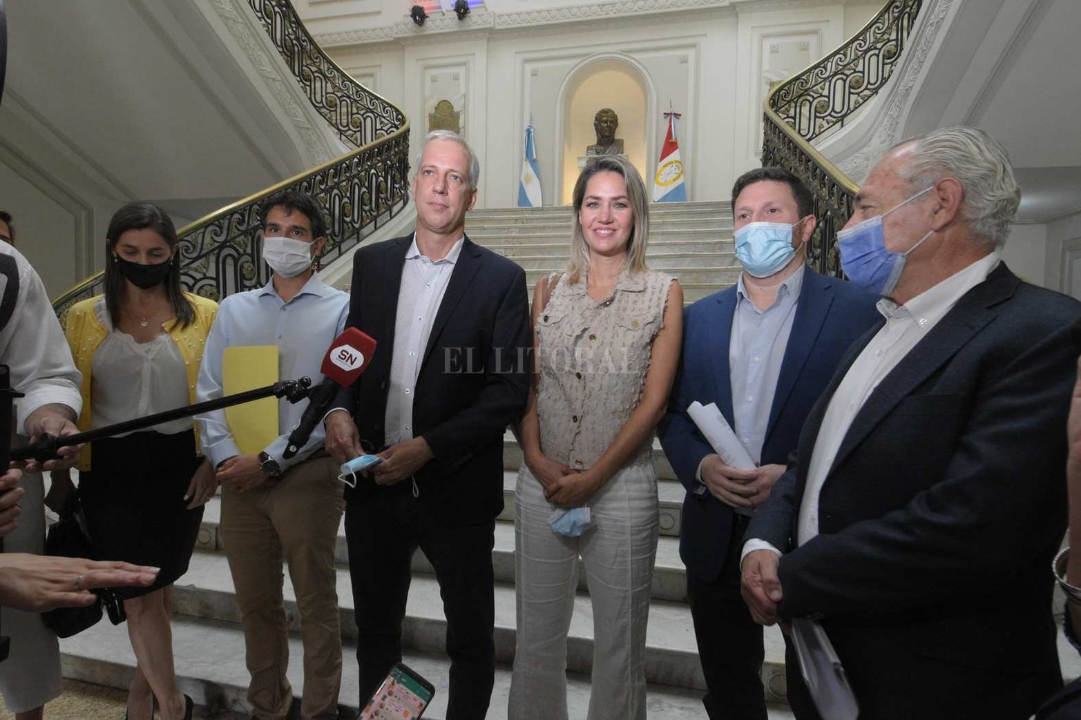 Los legisladores nacionales con el gobernador Perotti sin acceso a la Prensa. Una vez más sucedió en una importante reunión del gobierno provincial por el tema de seguridad, los medios de comunicación no pudieron obtener imágenes propias. La convocatoria reunió a los diputados y senadores nacionales.Solo se pudo tomar imágenes en el hall del edificio público.  Mauricio Garín