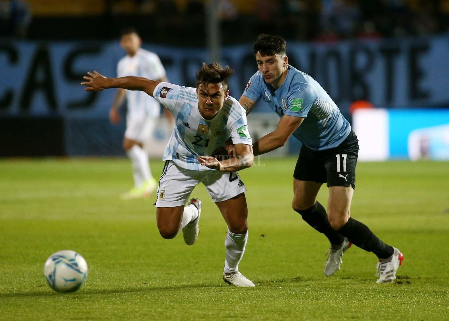Argentino volvió a ganar (a Uruguay 1 a 0 en Montevideo) y se encamina a clasificar sin sobre salto al mundial de fútbol a disputarse en Qatar.