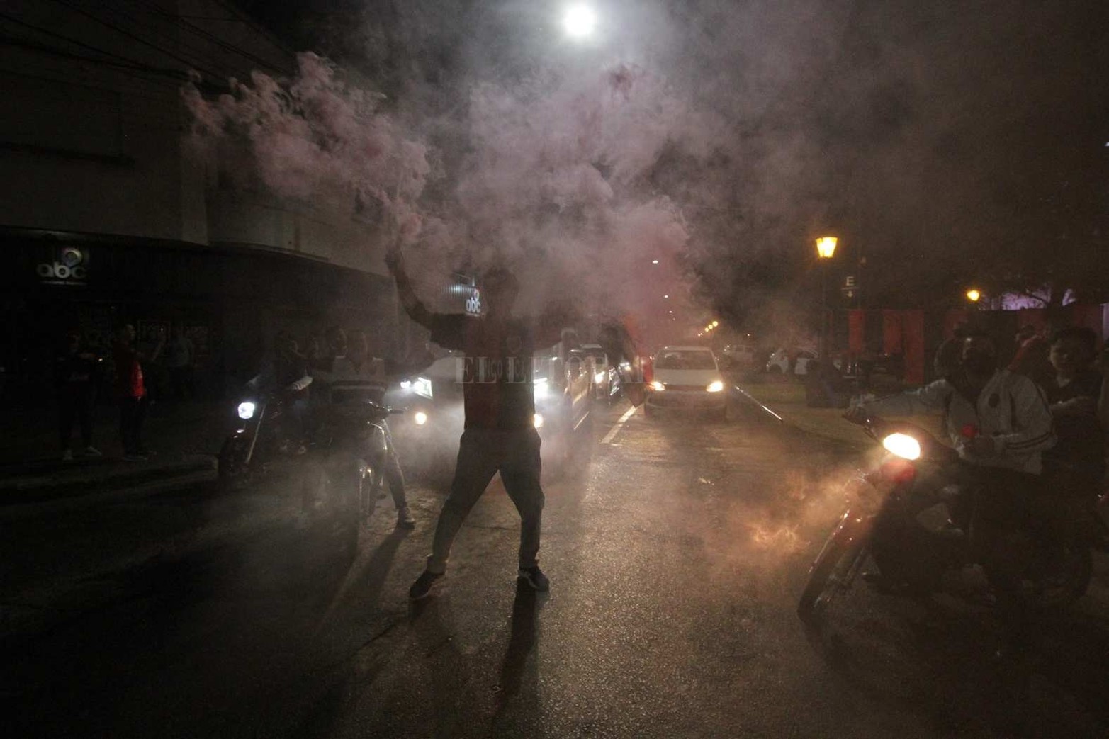 Los hinchas sabaleros minutos después del partido comenzaron a salir a la calle.