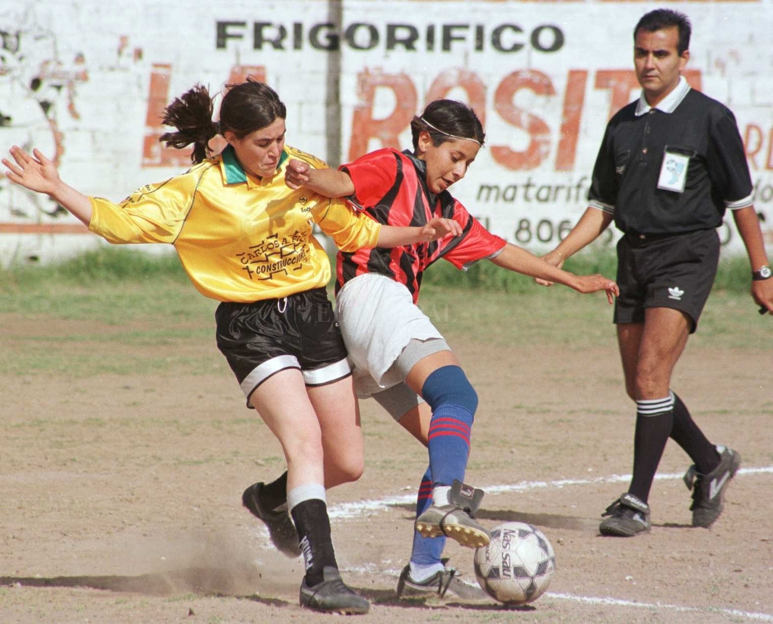 La Liga Santafesina de Fútbol cumplió 90 años de rica historia. Fútbol femenino en Peñaloza.