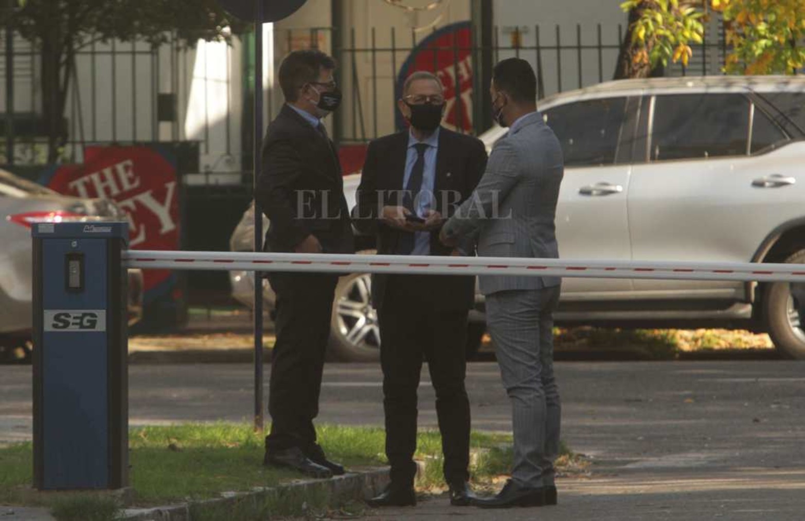 Los tres ministros que acompañaron al gobernador. Roberto Sukerman, Marcos Corach y Oscar Urruty.