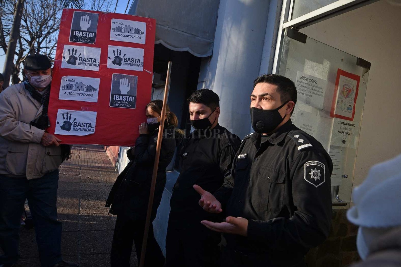 Vecinos de barrio Guadalupe protestaron este martes ante la seccional octava, reclamando por hechos de inseguridad que ocurren con mucha frecuencia en la zona.