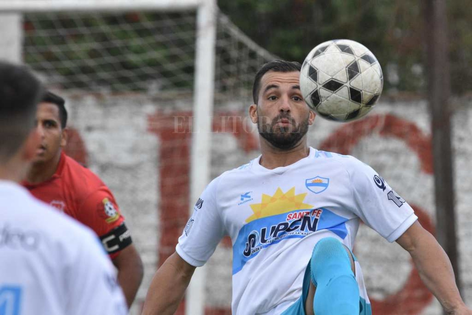 En la liga santafesina de fútbol B, Floresta y Nuevo Horizonte empataron 2 a 2.