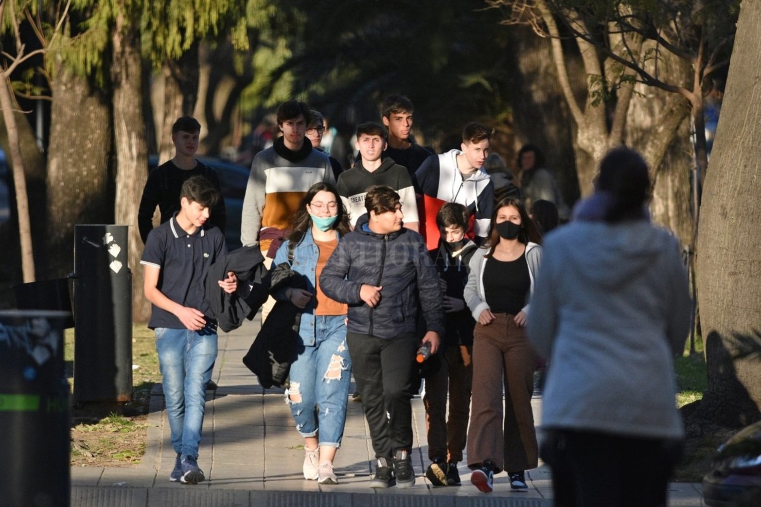 Se celebra el Día del Amigo y muchos grupos de personas salen a festejar en bares, restaurantes y espacios públicos tradicionales de la ciudad.