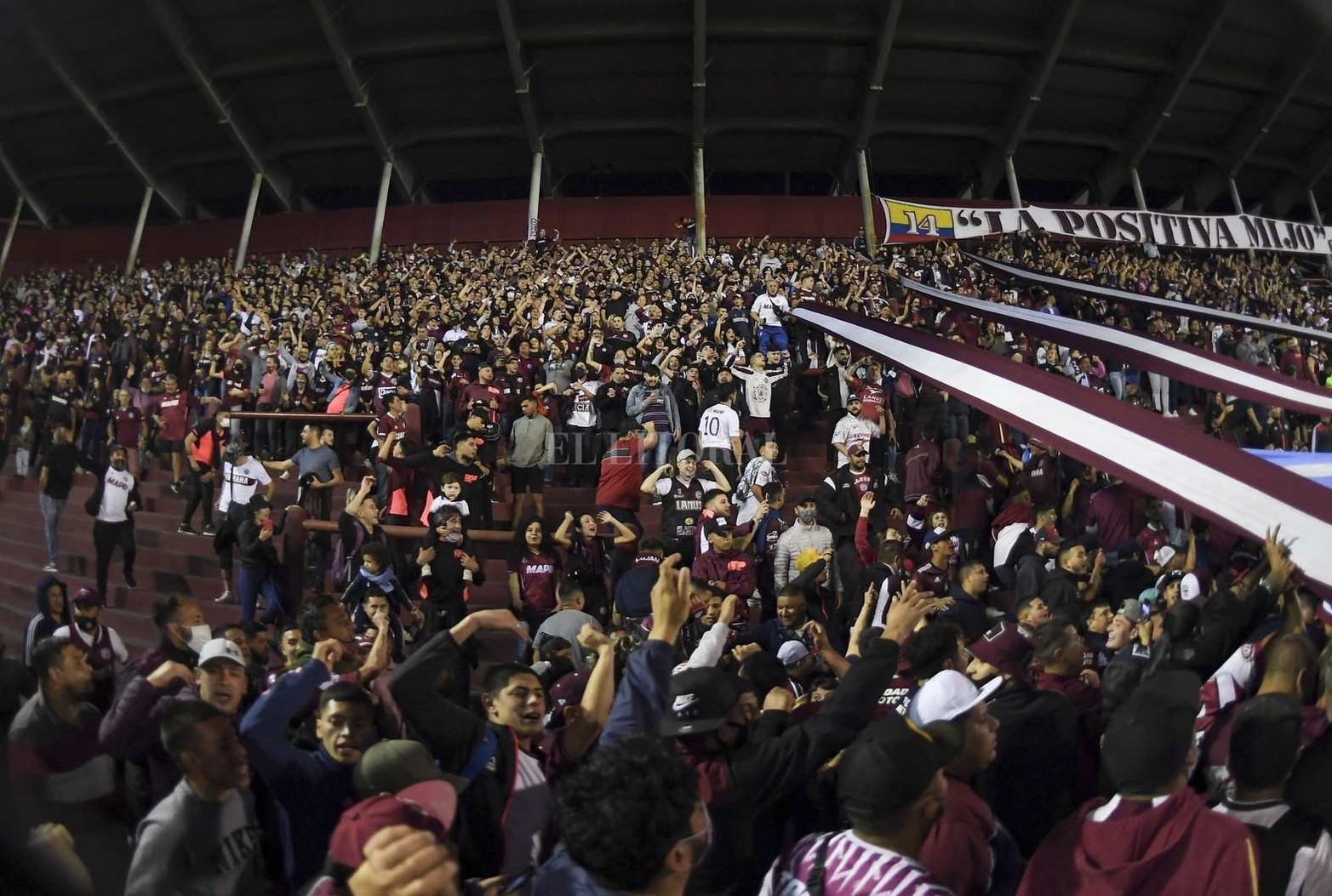 Hinchas de Lanús, que gritaron dos goles, con los cuales vencieron a Central Córdoba de Santiago del Estero por 2 a 1.
