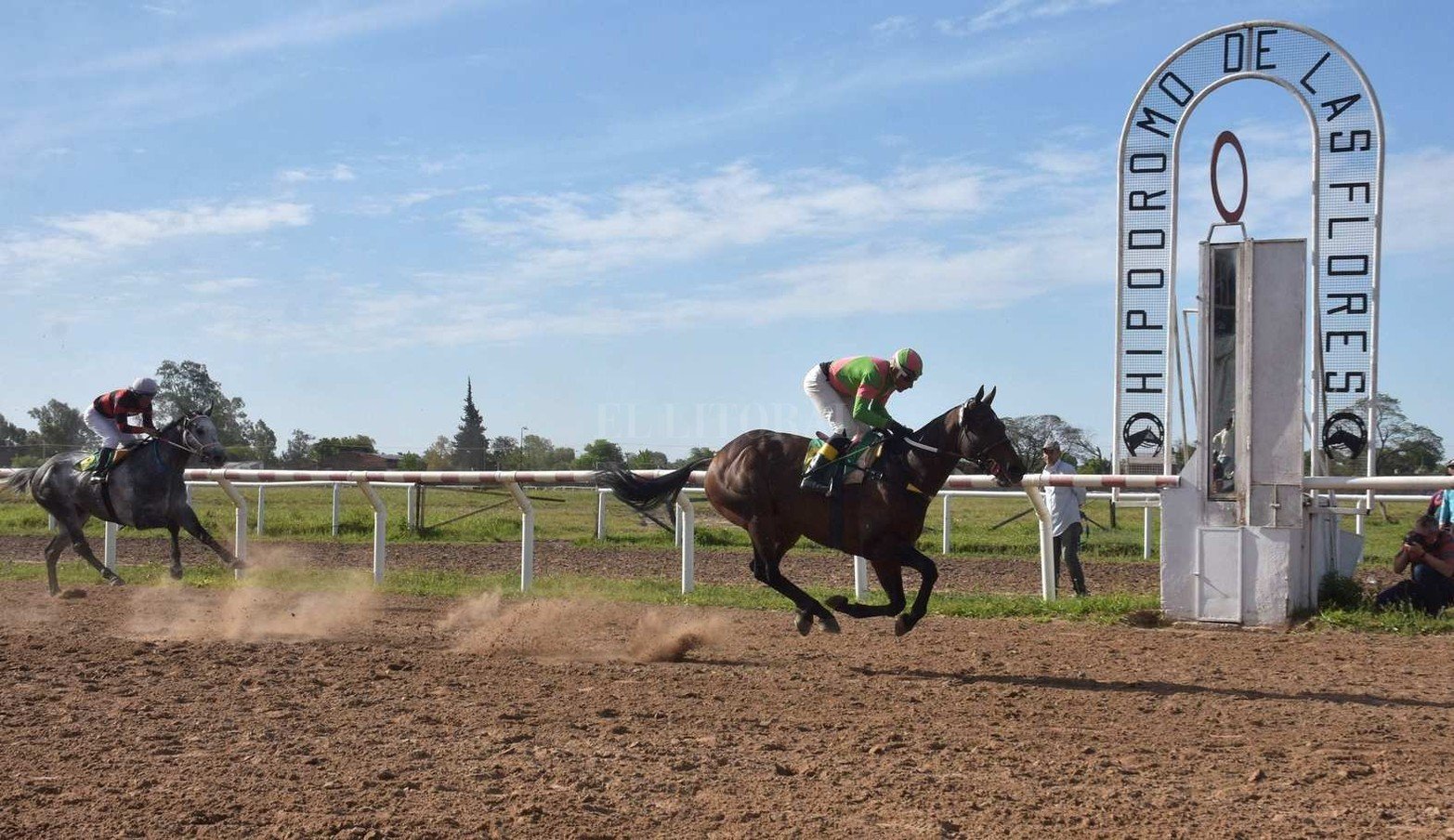 Santo Tirso se adjudicó el clásico San Jerónimo en la carrera de 1.100 metros disputada hoy en el hipódromo de Las Flores.