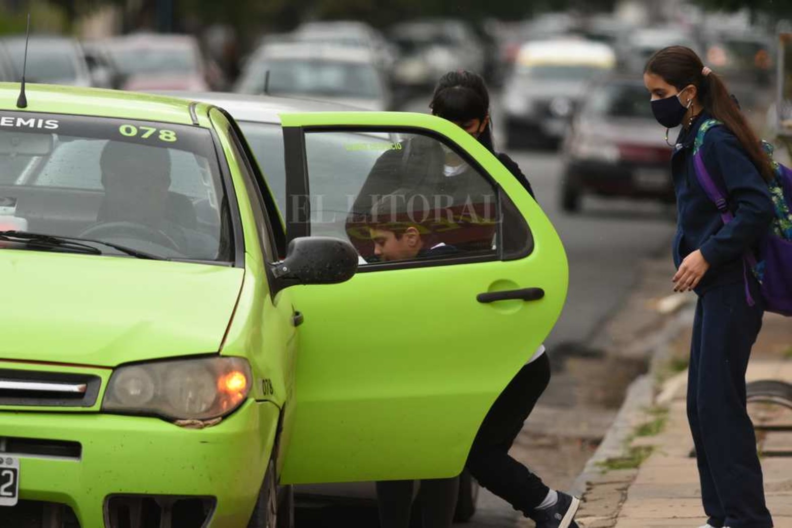 El remis es otra de las opciones que manejan padres y madres.