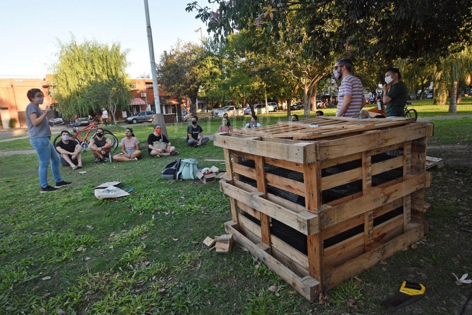 Prueba piloto de una compostera. Con el desafío de reducir el impacto ambiental y la generación de basura que contamina el medio ambiente, la RedCicladores (un colectivo que articula el espacio Igualdad Santa Fe e integran las asociaciones Dignidad y Vida Sana, Capibara y Fridays For Future, más ciudadanos independientes) impulsó la creación de la primera compostera comunitaria en Santa Fe que fue instalada en plaza Escalante. Pablo Aguirre