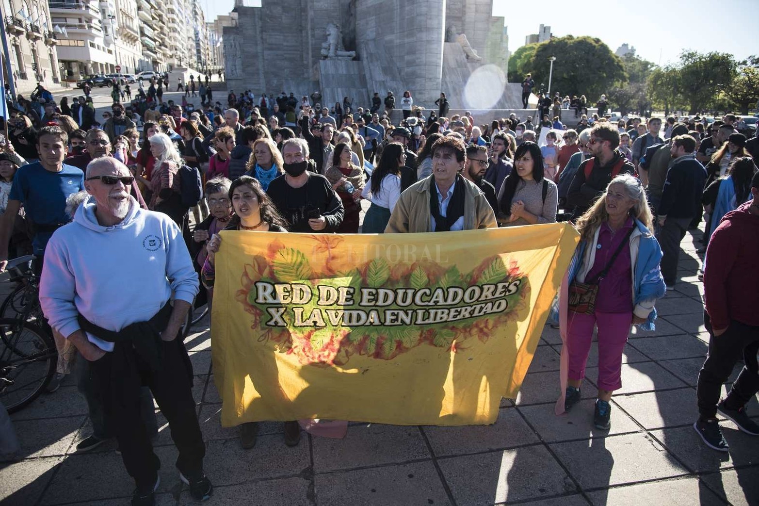 Un grupo numeroso de personas se manifestó en la zona del Monumento en contra de las medidas de aislamiento social que rigen hasta el 30 de junio. La Policía de la Provincia logró despejar la zona y se llevó detenidas a una veintena de personas.