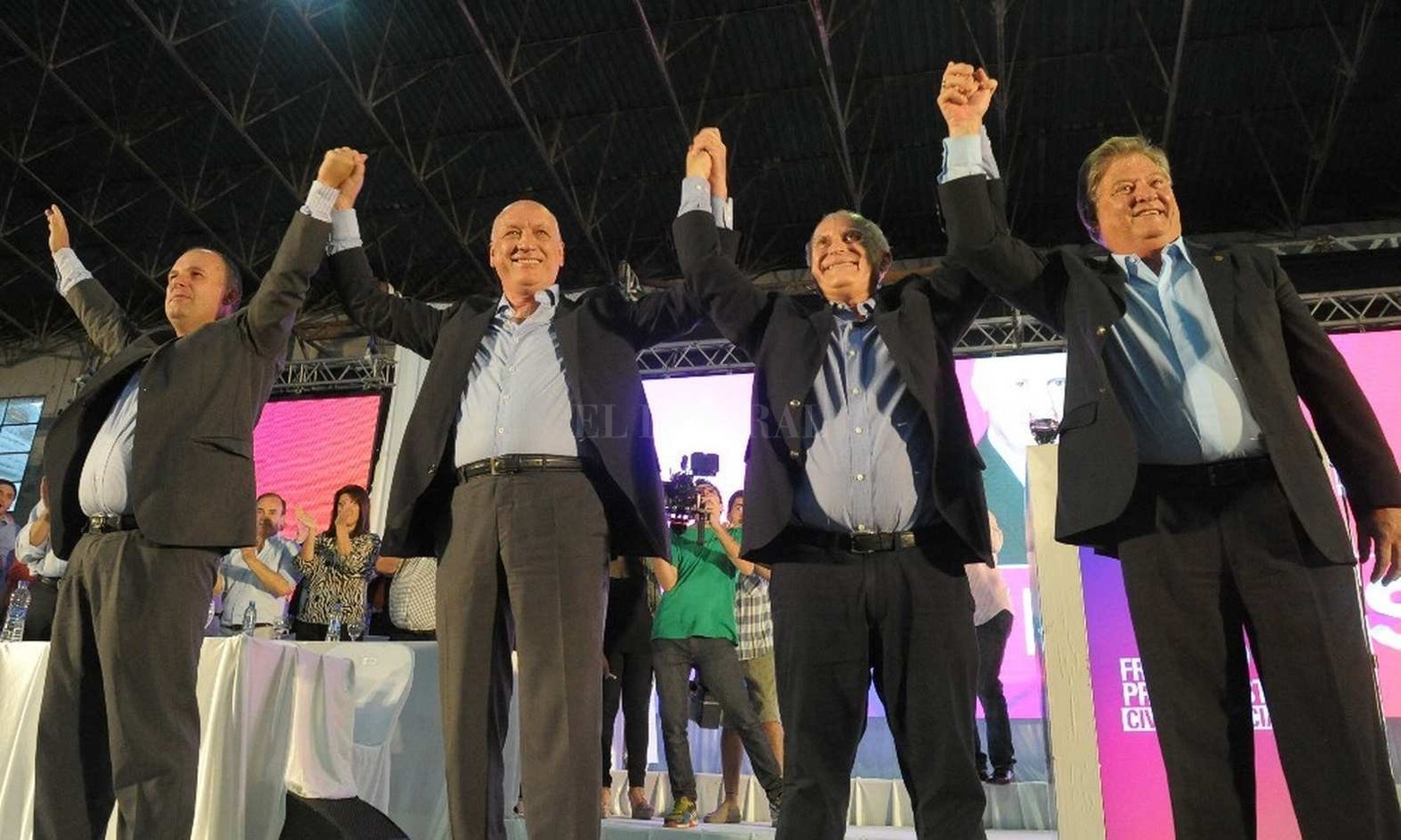 13 de marzo de 2015. Ese día Miguel Lifschitz encabezó el acto de lanzamiento provincial de la lista Adelante, junto a su compañero de fórmula Carlos Fascendini. También tomaron la palabra Antonio Bonfatti y Jorge Henn -gobernador y vice de la época-, quienes lideraban en primer y segundo lugar la lista de diputados provinciales. La actividad se llevó a cabo en el club Regatas de la ciudad de Santa Fe.