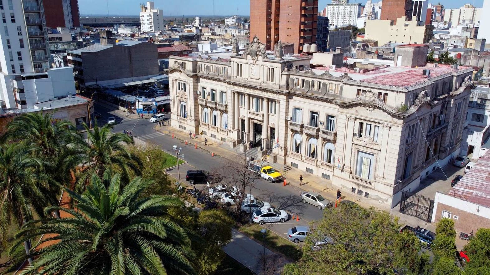 El edificio del Ministerio de Seguridad de la provincia linda con plaza San Martín.
