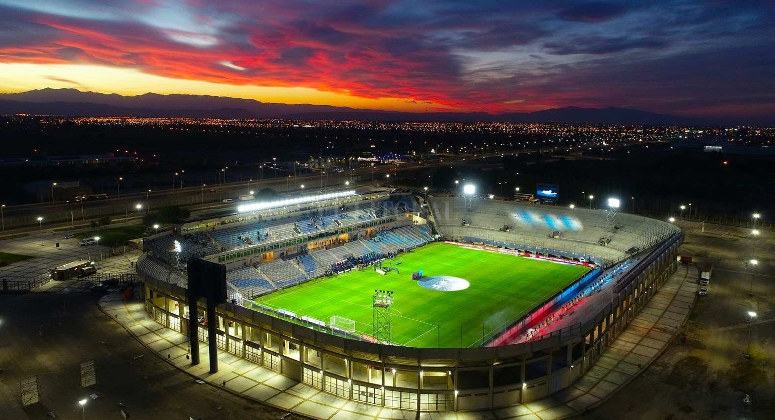 El viernes 4 de junio en la tardecita de San Juan comenzaba el partido. Una vista panorámica del estadio del "Bicentenario". Un día que estará escrito en la historia grande de Colón.