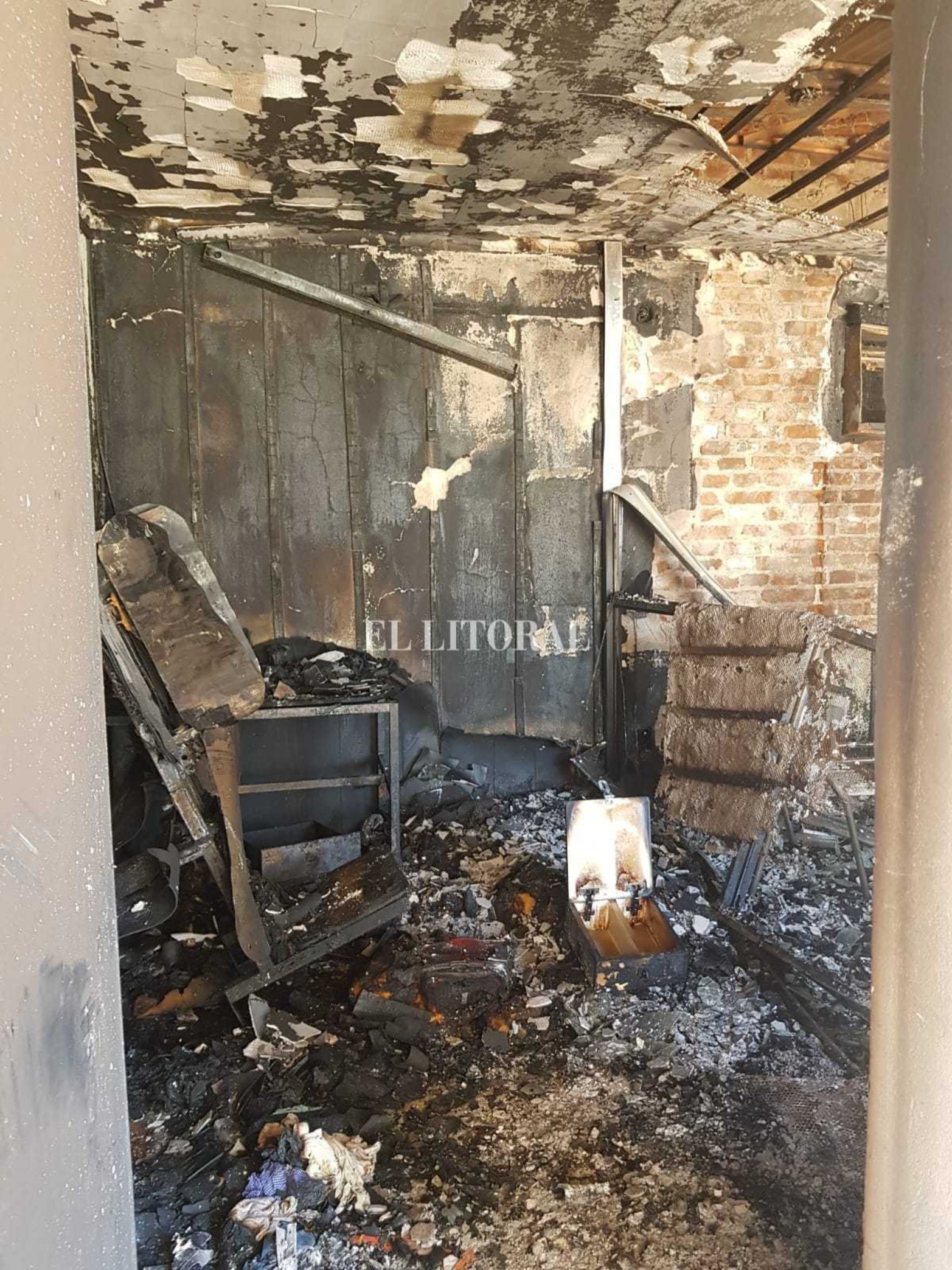 Un incendio de magnitud se desató en el interior del Club Social y Deportivo Santa Rosa. El fuego se concentró en la planta alta, en la sala de reunión de comisión directiva. Los daños fueron totales.
