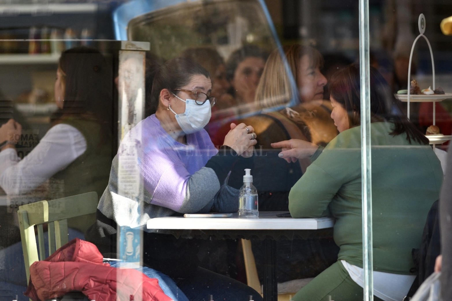 Se celebra el Día del Amigo y muchos grupos de personas salen a festejar en bares, restaurantes y espacios públicos tradicionales de la ciudad.