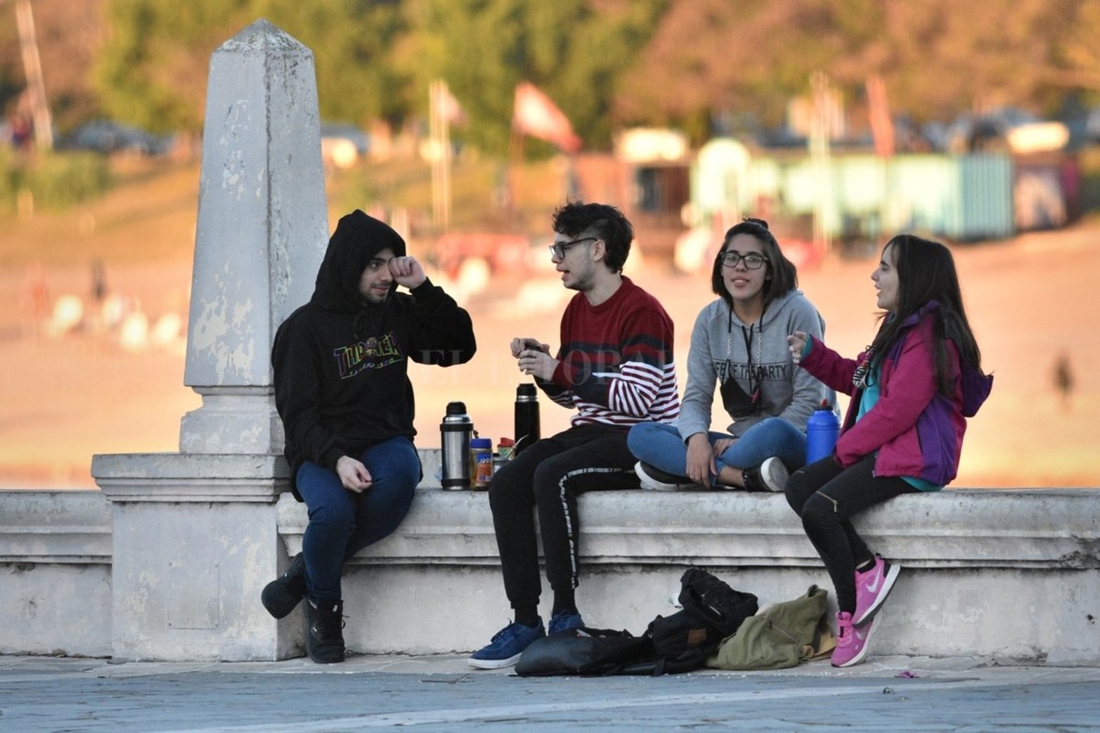 Se celebra el Día del Amigo y muchos grupos de personas salen a festejar en bares, restaurantes y espacios públicos tradicionales de la ciudad.