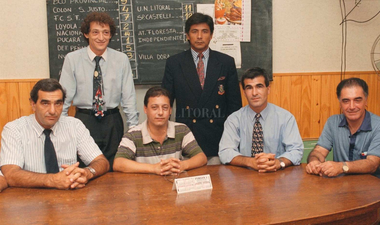La Liga Santafesina de Fútbol cumplió 90 años de rica historia. Reunión de árbitros en la sede de calle Corrientes.