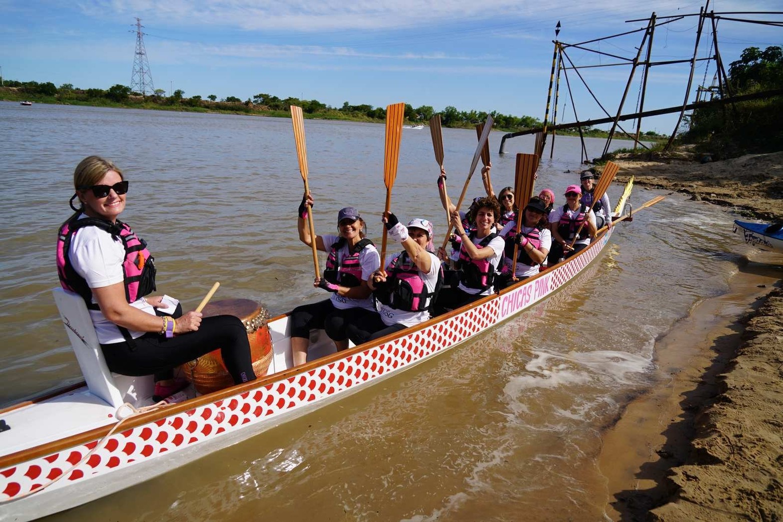 Las chicas Pink cumplieron el sueño de tener su imponente góndola china. Son sobrevivientes de cáncer de mama.