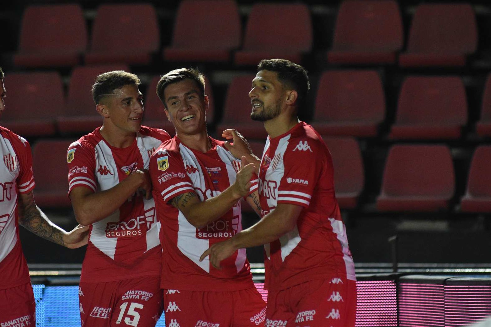 "Juancho" García lo festeja. Isaurralde y González acompañan. Unión encontró a los 11 del segundo tiempo empatar el partido.