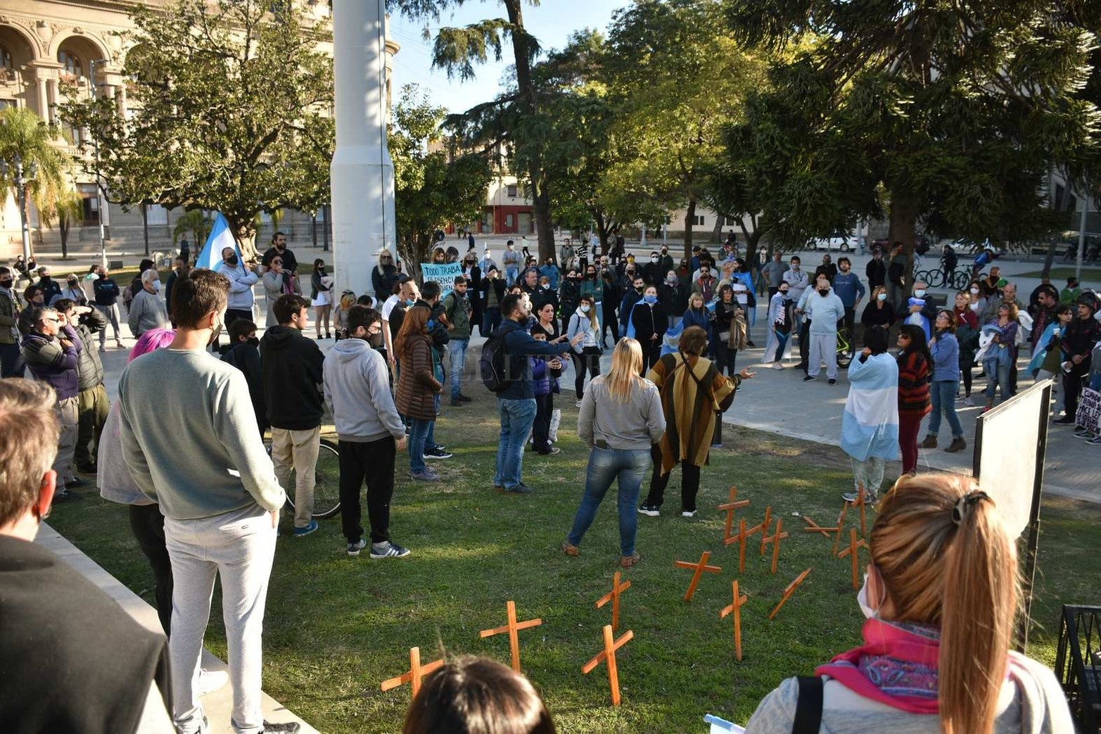 Comerciantes, gastronómicos y propietarios de gimnasios de la ciudad de Santa Fe se dieron cita frente a la Casa de Gobierno para protestar contra el nuevo cierre de actividades por el incremento de casos de coronavirus en la región.
