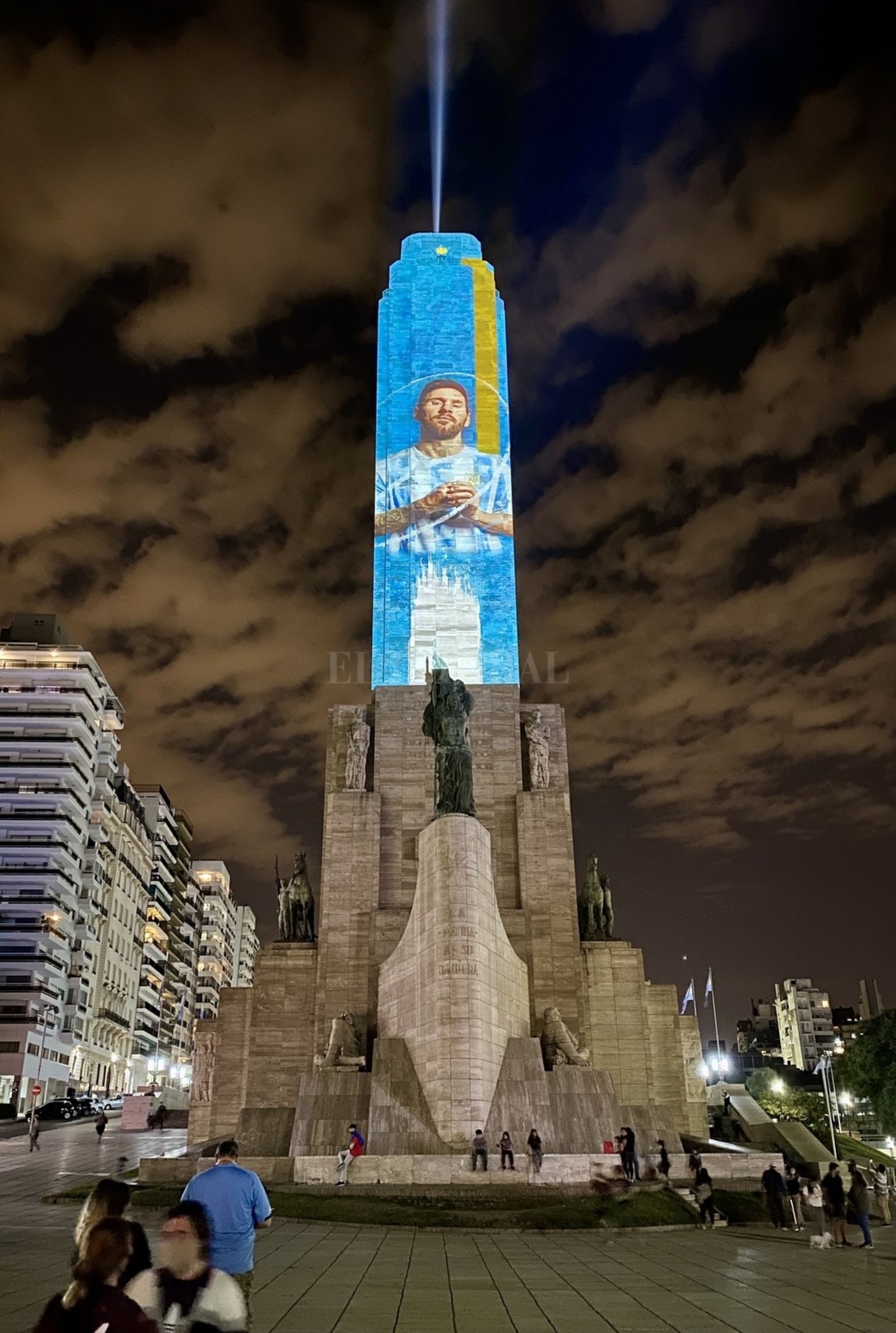 El Monumento a la Bandera de Rosario, ciudad natal de Lionel Messi, se iluminó este viernes por la noche con los colores celeste y blanco y fue soporte de un video mapping.