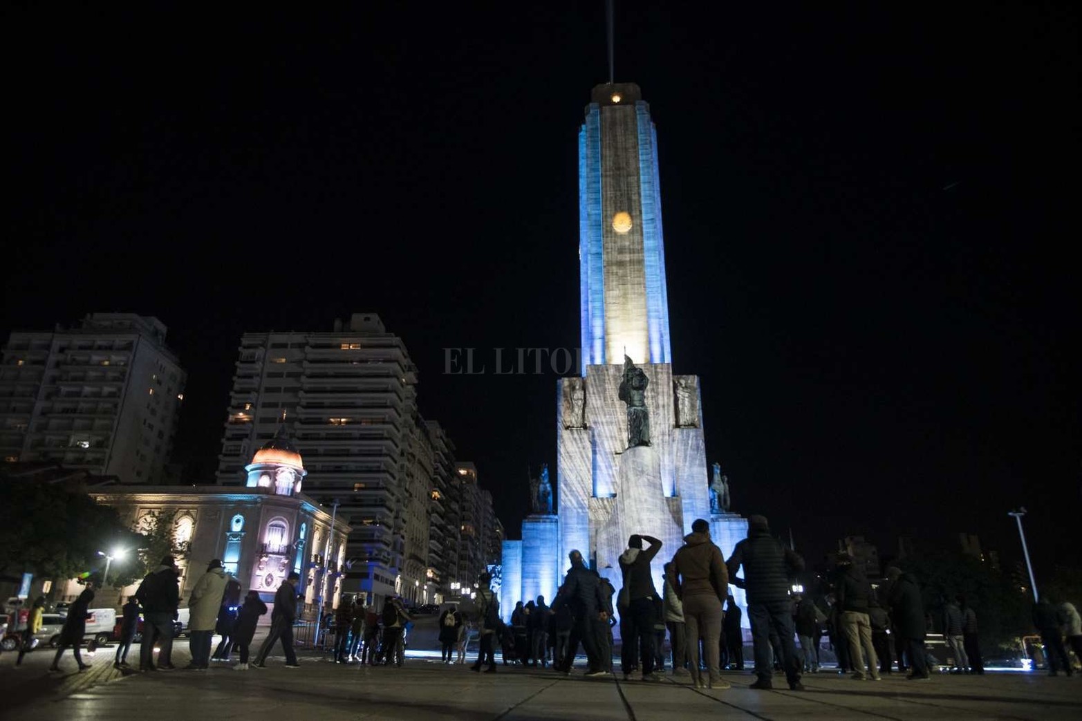 Desde este viernes y hasta el lunes inclusive así lucirá a la noche el monumento a a Bandera en la ciudad de Rosario.