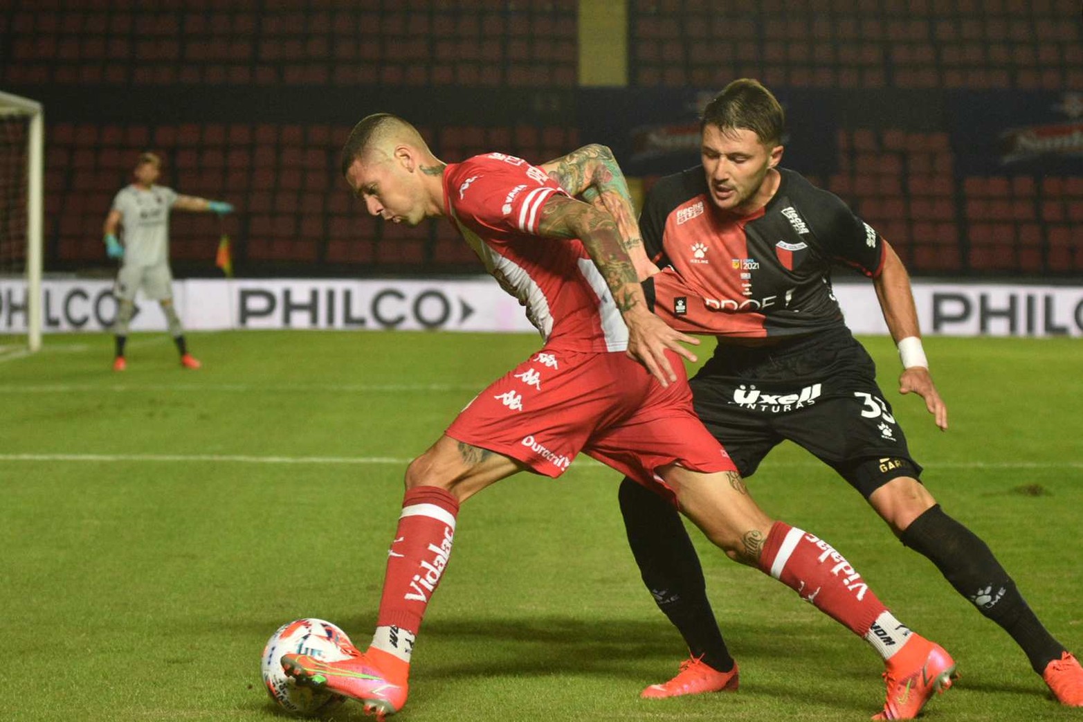 Duelo de lungos. Nicolas Peñailillo intenta avanzar ante la marca de Facundo Garcés.