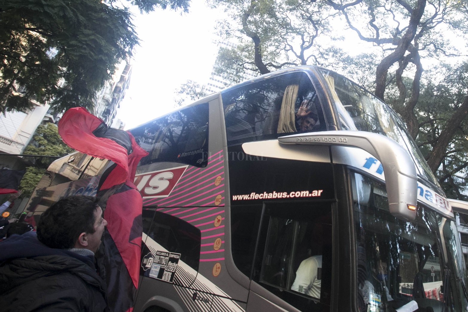 Hinchas de Colón realizaron esta tarde en Buenos Aires un banderazo de agradecimiento al entrenador Eduardo Domínguez y al plantel sabalero que se consagró en junio pasado tras derrotar a Racing en la final de la Copa de la Liga Profesional del Fútbol.