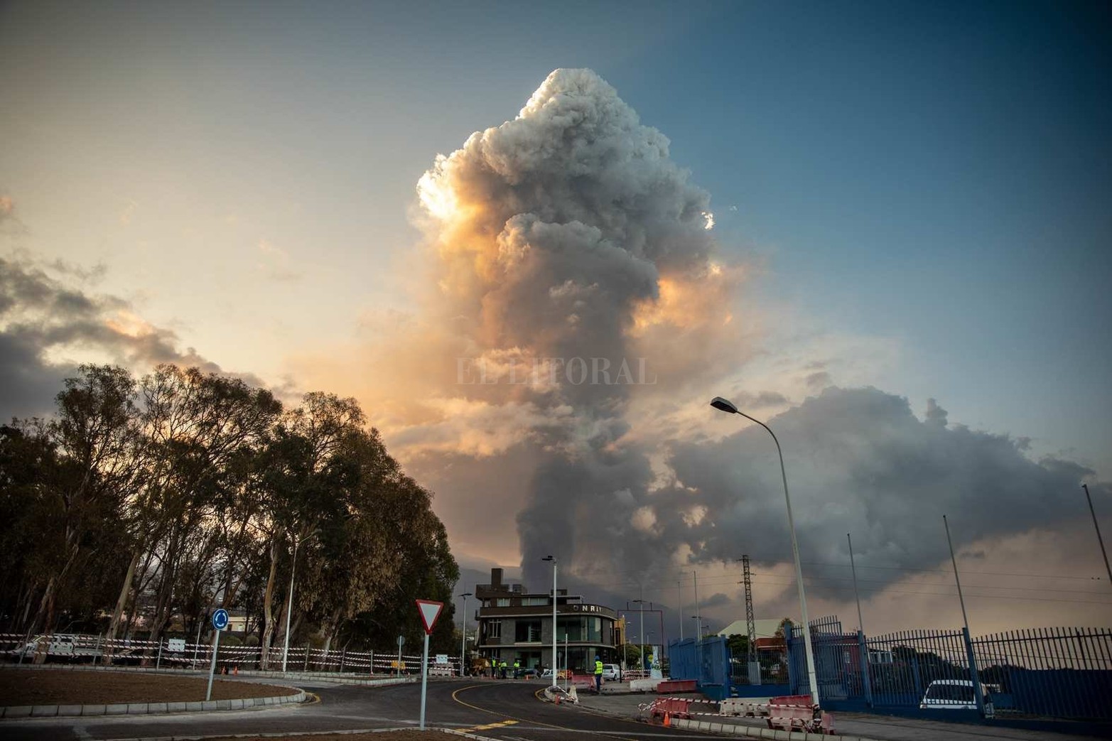 Erupción del volcán en La Palma, una de las islas de la comunidad de Canarias, España. La altura de la columna de humo alcanza 4,5 kilómetros.