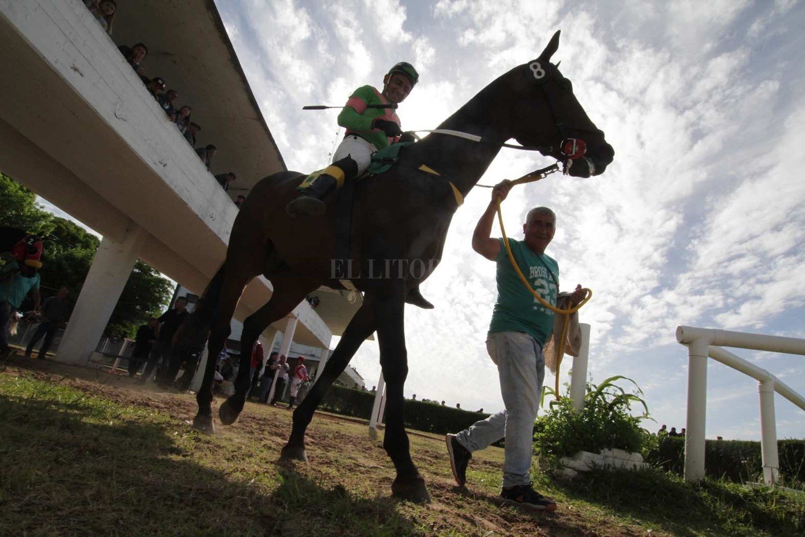 Santo Tirso se adjudicó el clásico San Jerónimo en la carrera de 1.100 metros disputada hoy en el hipódromo de Las Flores.
