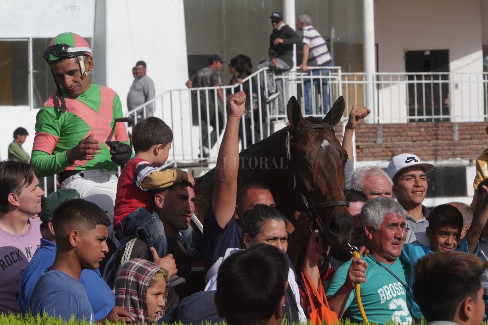 Santo Tirso se adjudicó el clásico San Jerónimo en la carrera de 1.100 metros disputada hoy en el hipódromo de Las Flores.