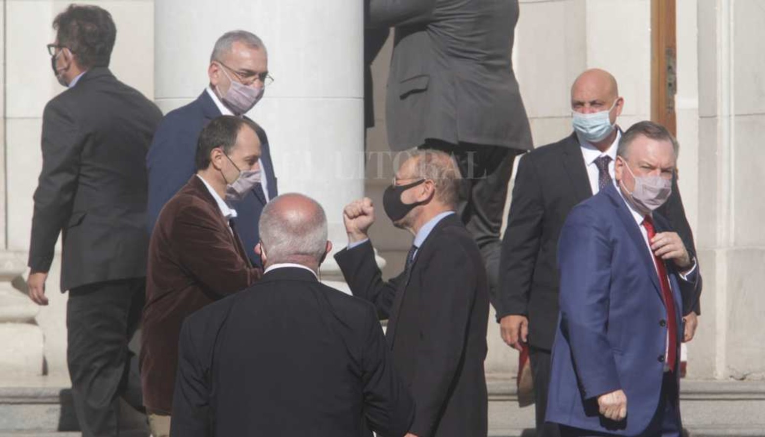 Los legisladores que recibieron al gobernador.