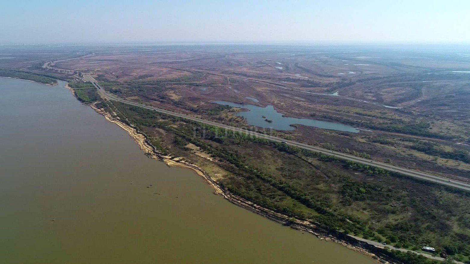 La costa santafesina que da hacia el río Paraná. También se observa la autovía 168 y la ex ruta. Atrás el valle de inundación del río Paraná con muy poca agua.