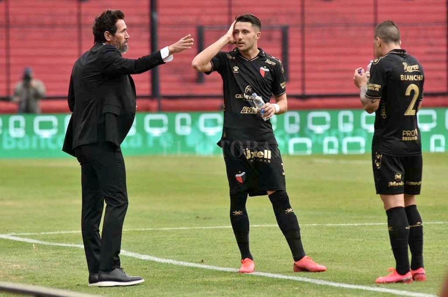 Eduardo Domínguez junto a los dos centrales defensores: Bruno Bianchi y Facundo Garcés.