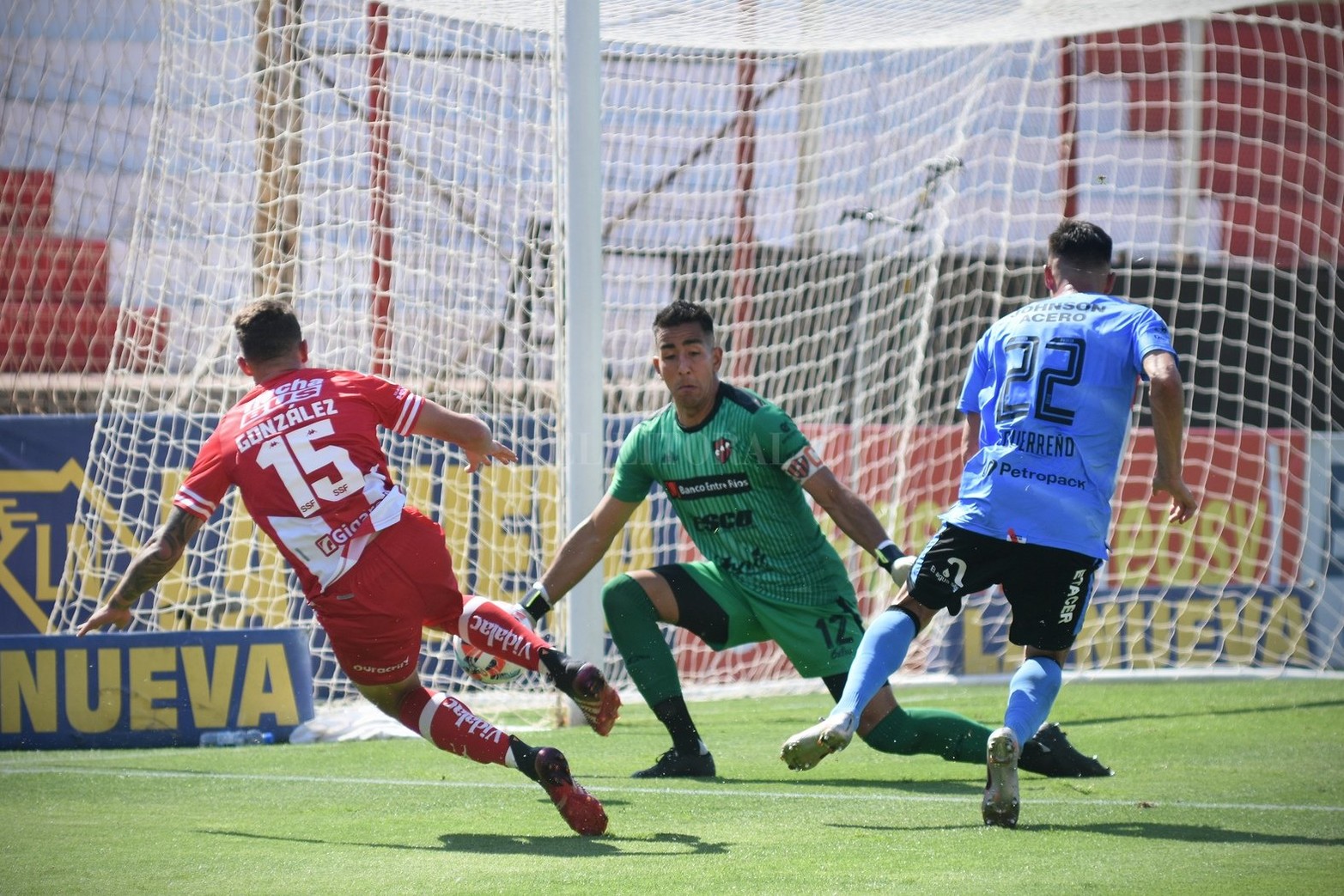 Luego de tres derrotas y de la salida del técnico Azconzábal, Unión logró un triunfo 2 a 0 frente a Patronato.