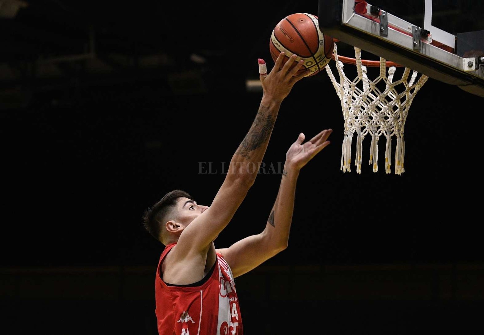 El primer partido de cinco de la final de la Liga Argentina, Unión ganó cómodo ante Villa Mitre de Bahía Blanca.