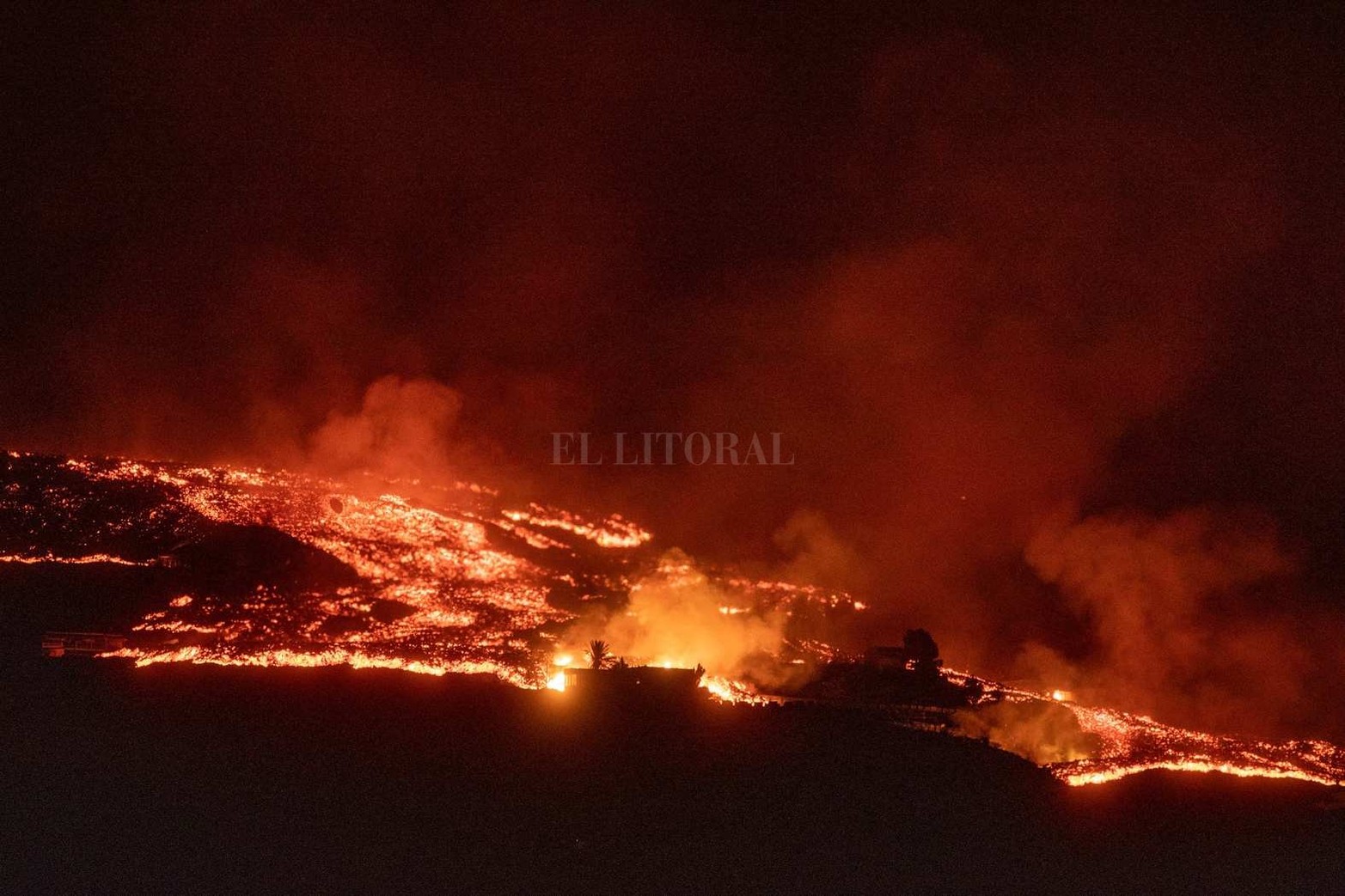 Erupción del volcán en La Palma, una de las islas de la comunidad de Canarias, España. En su camino ha inutilizado 28,3 kilómetros de carreteras, ha destruido 880 edificaciones y dañado otras 105.