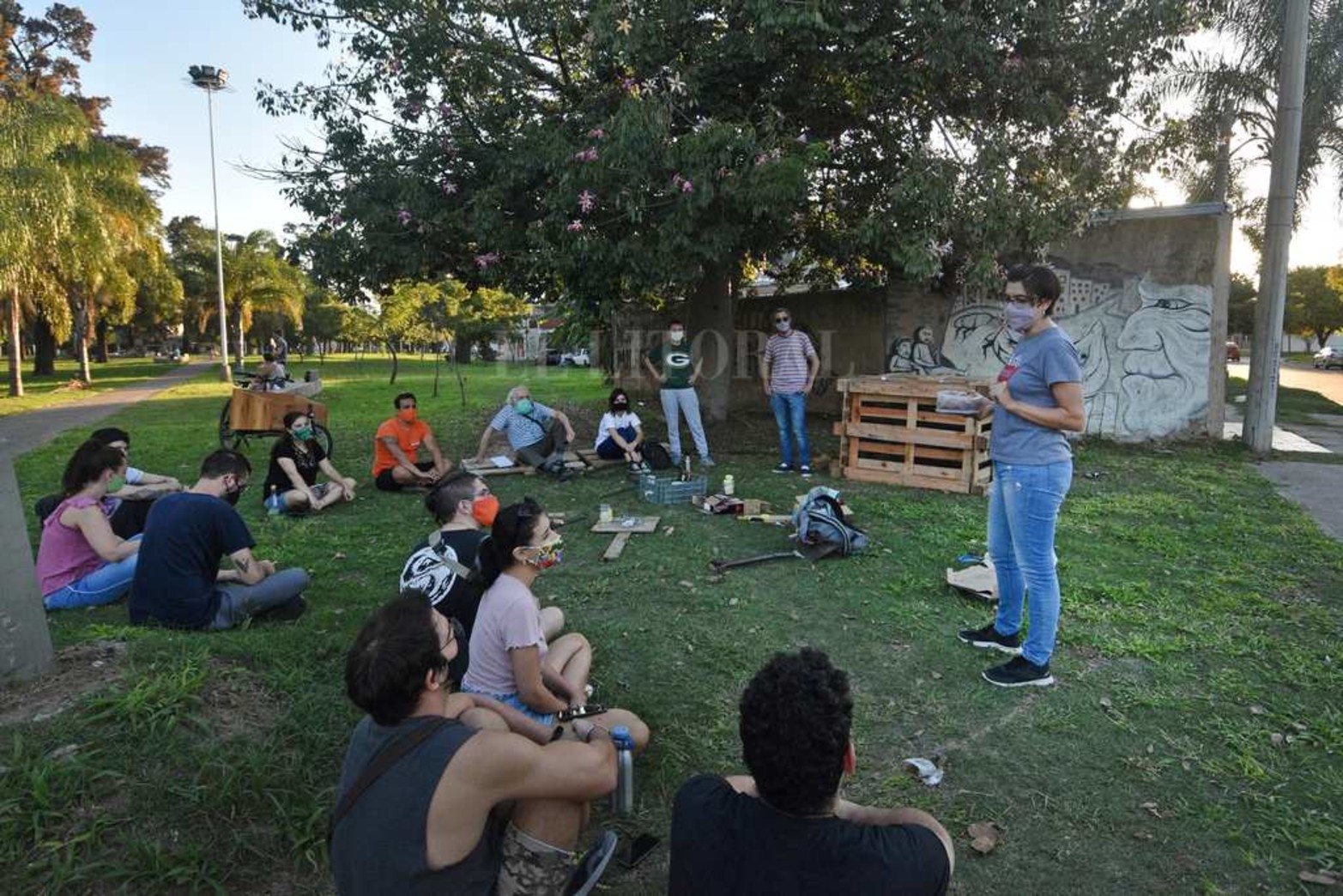 Fue instalada en la plaza Escalante. La prueba piloto será llevada adelante por los vecinos del barrio. Tiene entre sus objetivos disminuir la cantidad de residuos que se lleva a disposición final del relleno sanitario, y causar el menor impacto en el cambio climático.