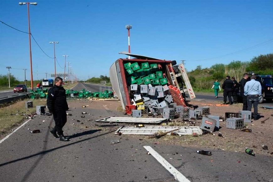 Volcó un camión de cervezas en la Circunvalación de Santa Fe