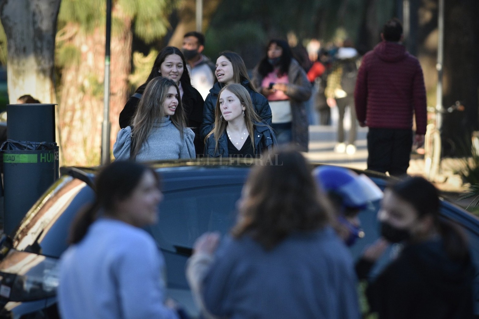 Se celebra el Día del Amigo y muchos grupos de personas salen a festejar en bares, restaurantes y espacios públicos tradicionales de la ciudad.