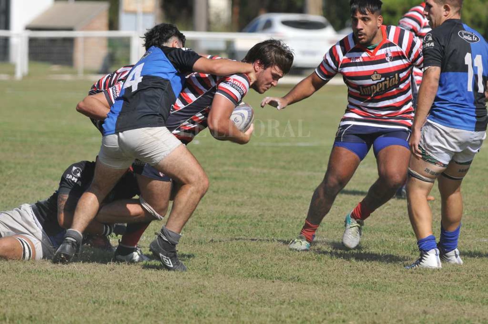 El rugby que fue uno de los primeros deportes en volver a entrenar en la ciudad pero hoy volvió a jugar un partido amistoso entre Universitario y Santa Fe Rugby.