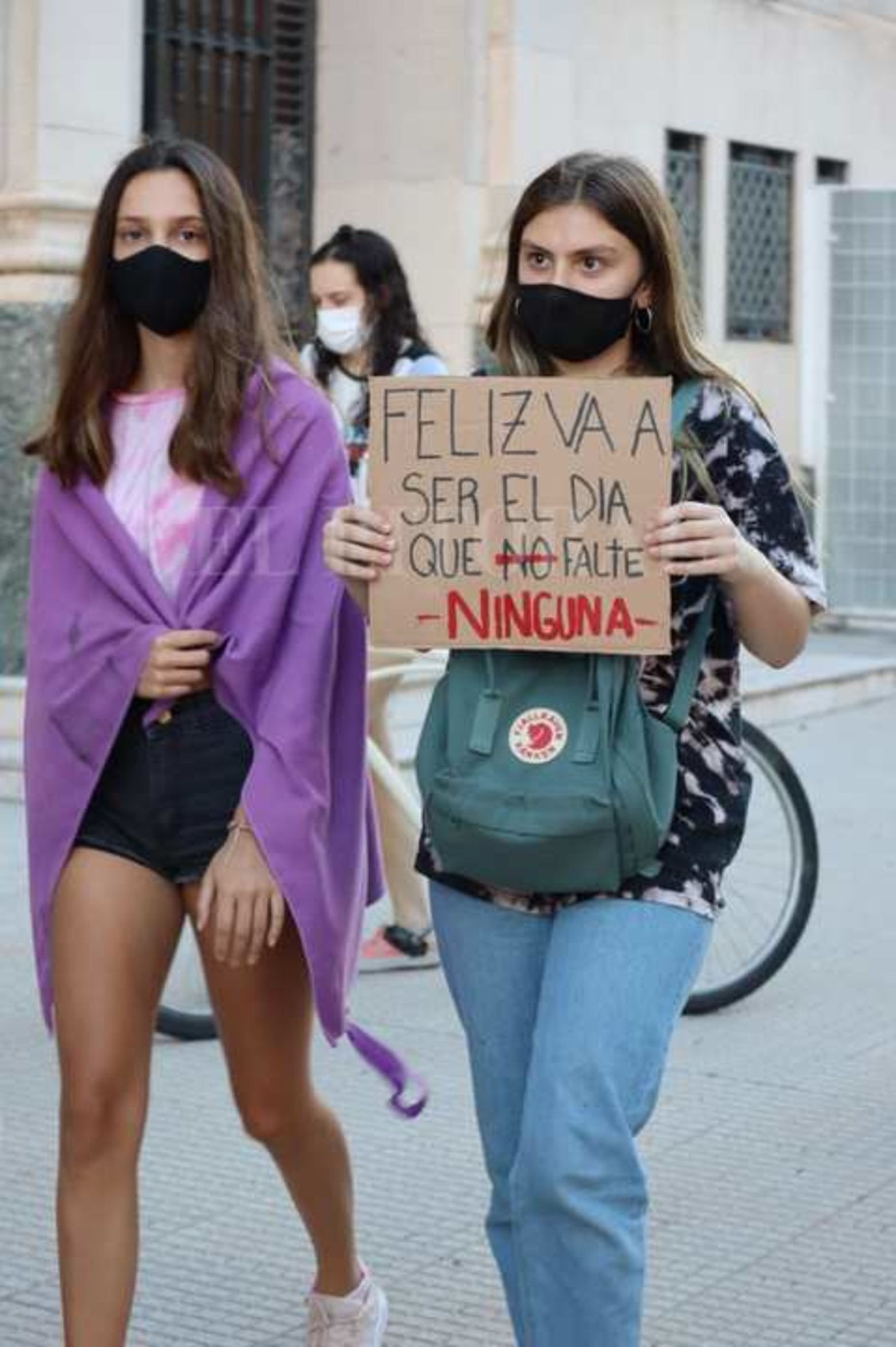 Mujeres e integrantes de colectivos disidentes se manifestaron este lunes por la tarde -en sintonía con las actividades organizadas en todo el país- en una multitudinaria marcha desde el Puente Colgante hasta la Plaza 25 de Mayo.