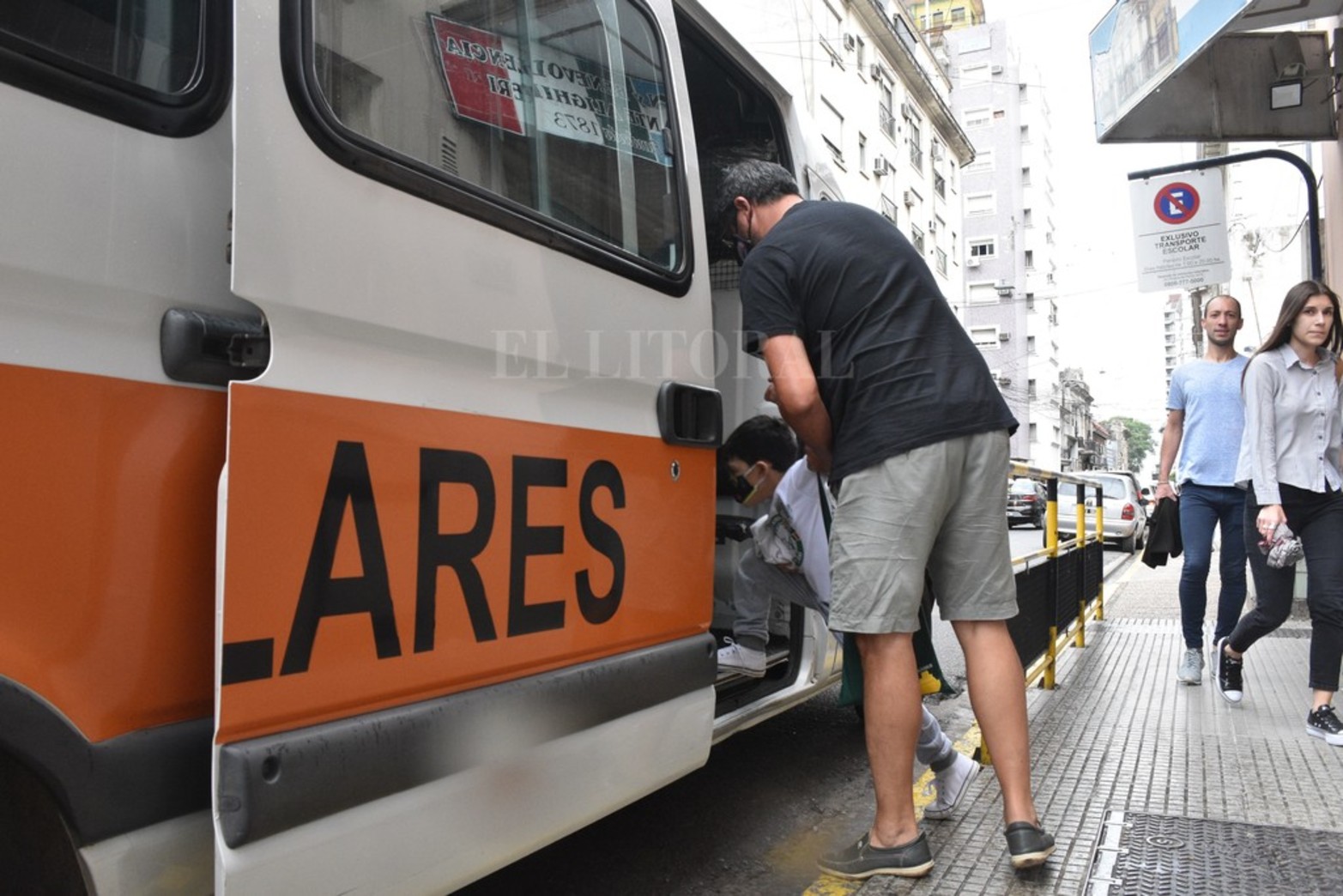 El uso de transporte escolar está en el dilema por los costos al ser una semana sí y la siguiente no.