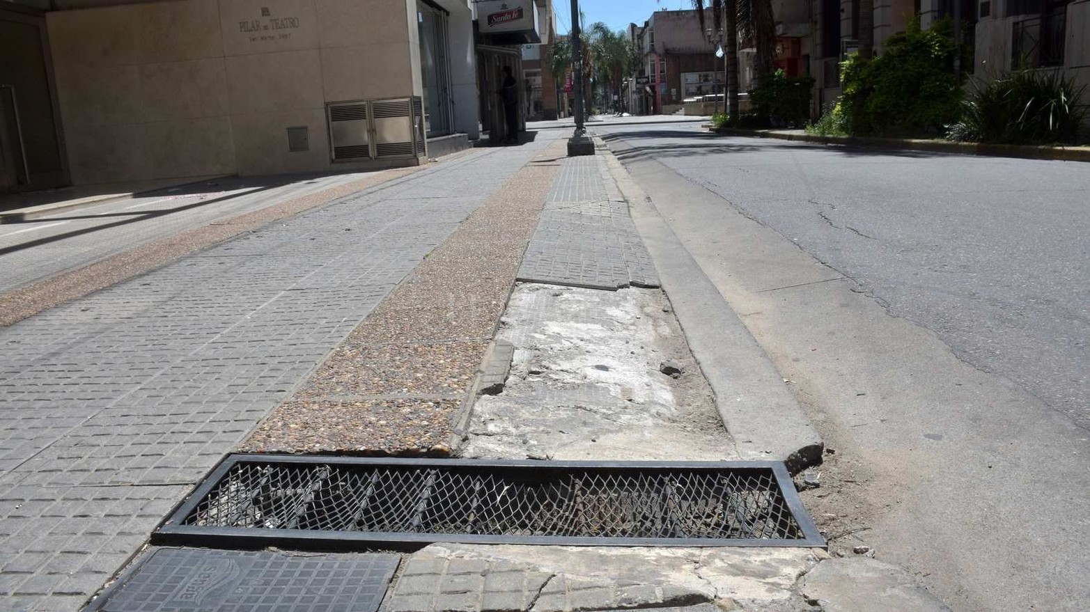 La peatonal San Martín Sur necesita mantenimiento. Son cuatro cuadras. Desde Juan de Garay hasta General López. Se reunió la Asociación de vecinos con el Municipio.