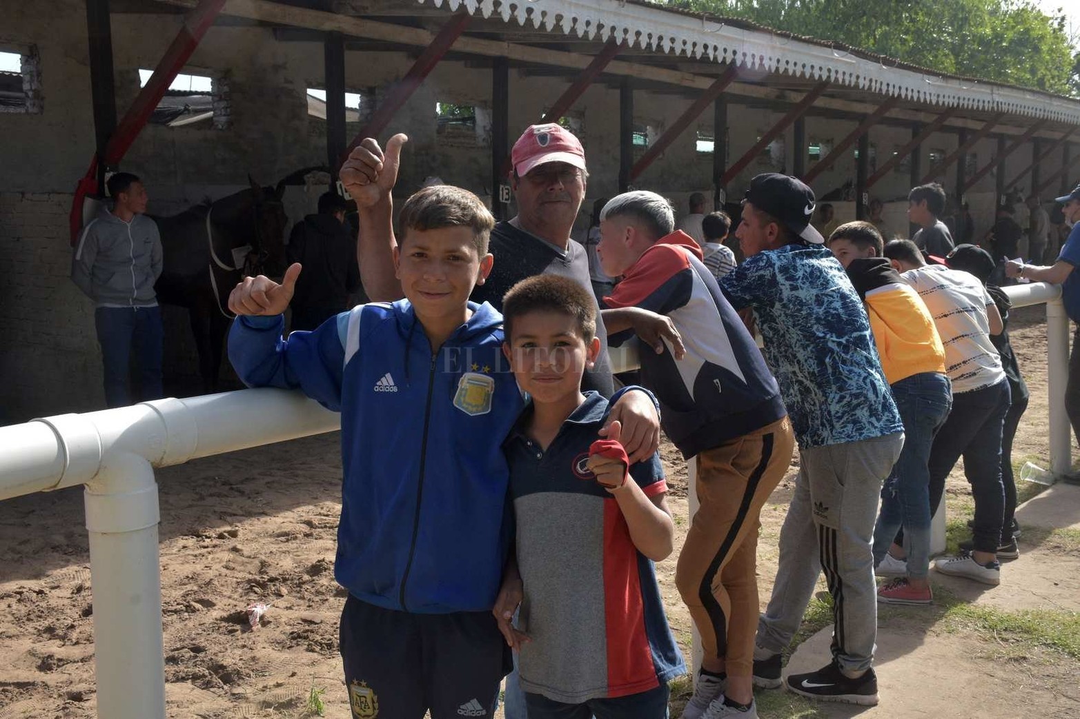 Vida cotidiana en el hipódromo de la Flores en la jornada de sábado con buena asistencia de público.