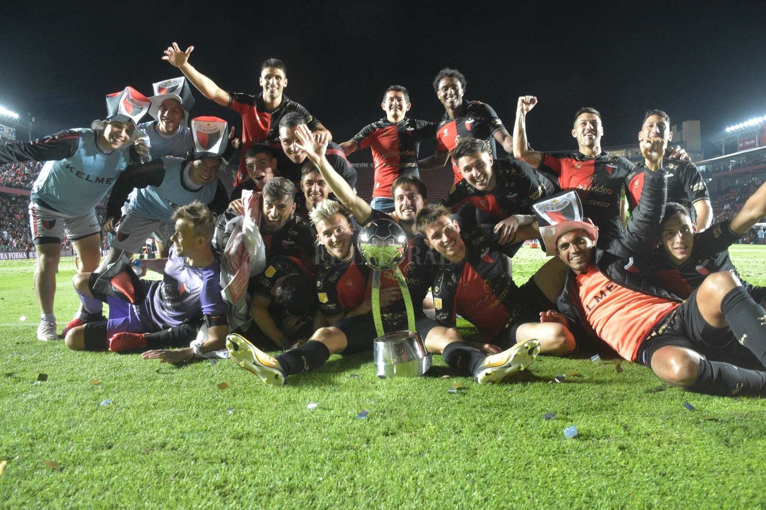 El tradicional festejo de tirarse de palomita se realizó en los dos arcos.