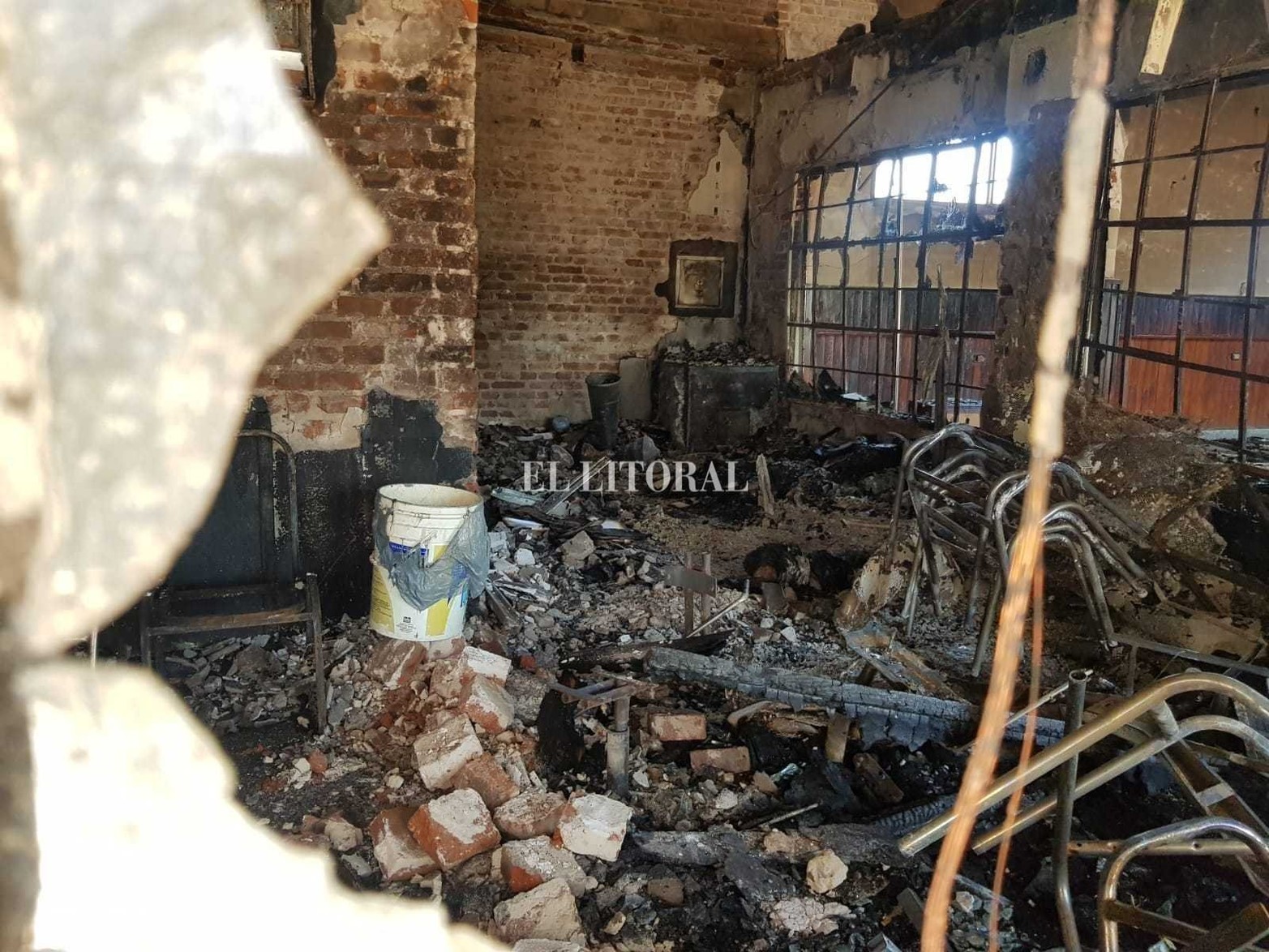 Un incendio de magnitud se desató en el interior del Club Social y Deportivo Santa Rosa. El fuego se concentró en la planta alta, en la sala de reunión de comisión directiva. Los daños fueron totales.