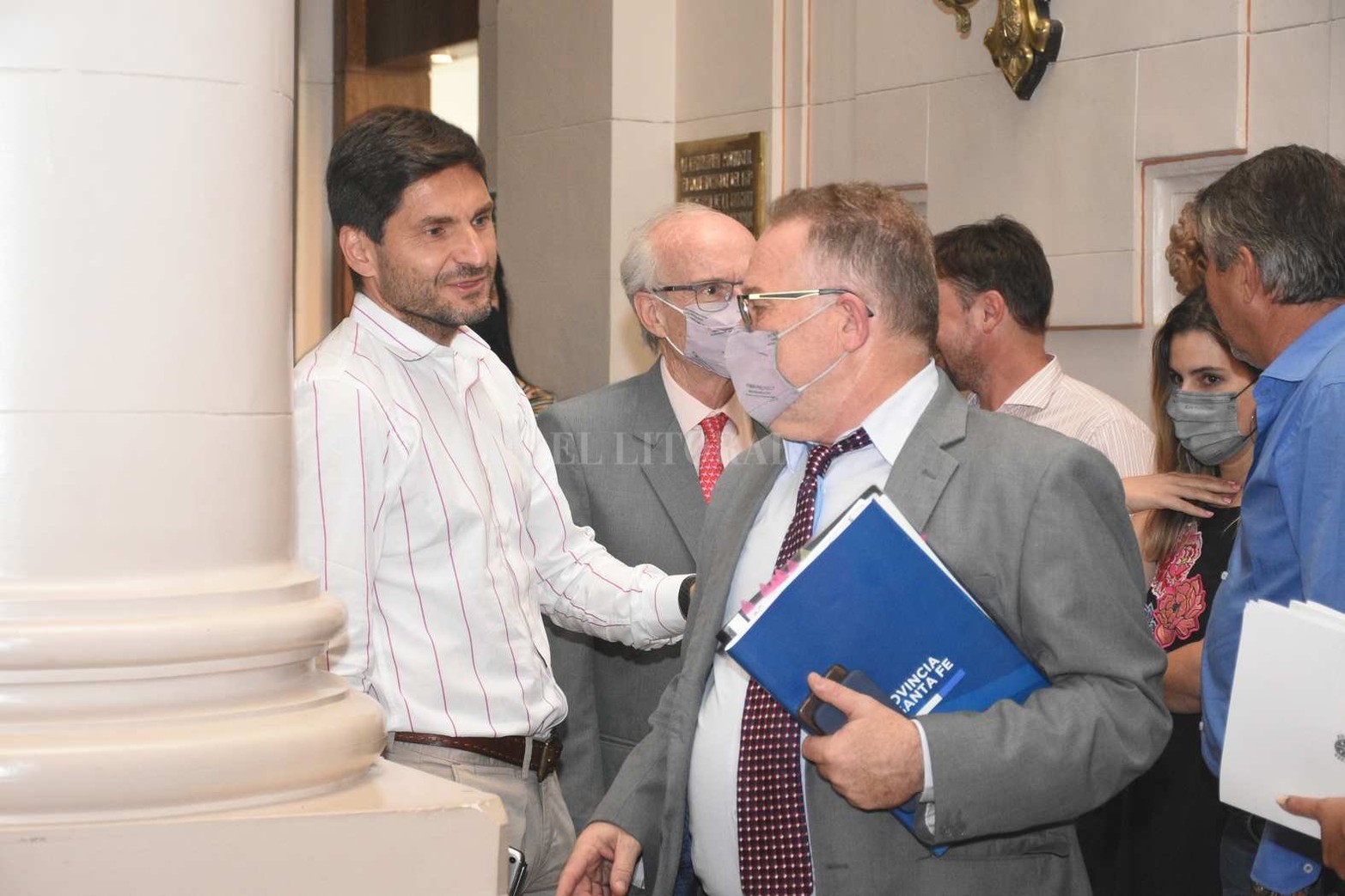 Un ex y el actual. El ex ministro de seguridad, y actual diputado provincial, Maximiliano Pullaro, y el actual Jorge Lagna se cruzaron en el hall de la Legislatura. Una de las cartera más caliente de los gobiernos provinciales sigue sin tener respuesta de lo que la población reclama: seguridad.